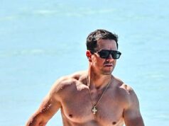 Mark Wahlberg, 54, e sua esposa de biquíni, Rhea Durham, 47, exibem seus corpos escaldantes de praia