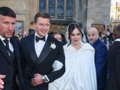 Holly Ramsay defende o polêmico discurso de casamento do pai Gordon e zomba da família Peaty, dizendo que SUA família pagou pela lua de mel antes de compartilhar uma foto muito estranha com Beckhams