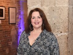 Ruth Jones ‘tira do mercado sua antiga casa conjugal de £ 1 milhão’ depois de reduzir o preço pedido em £ 50 mil após sua separação do marido David Peet