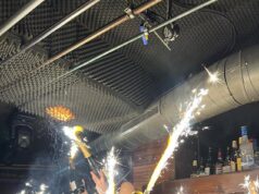 Segundos perdidos antes do inferno na estação de esqui suíça, enquanto jovens filmavam fogo em vez de fugir: novas imagens mostram chamas se espalhando no teto depois que a garçonete acenou com faísca sob espuma à prova de som