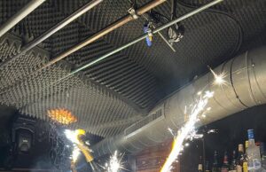 Segundos perdidos antes do inferno na estação de esqui suíça, enquanto jovens filmavam fogo em vez de fugir: novas imagens mostram chamas se espalhando no teto depois que a garçonete acenou com faísca sob espuma à prova de som