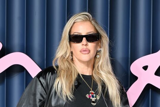 A grávida Ellie Goulding revela que namora mulheres entre relacionamentos ‘tóxicos e apaixonados’ com homens – antes de dar as boas-vindas ao primeiro filho dela e do namorado Beau Minniear
