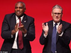 BORIS JOHNSON: Meu filho de cinco anos me perguntou por que as pessoas colocavam bandeiras em postes de iluminação. A verdade é que eles sabem que o Partido Trabalhista não partilha do seu patriotismo.