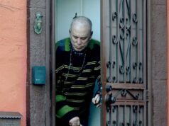 O careca Mickey Rourke, 73, vai ao Taco Bell na casa de Los Angeles e enfrenta despejo por mais de US $ 60 mil de aluguel não pago