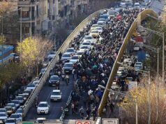 ANDREW NEIL: Protestos em 30 cidades, prisões em massa e uma milícia assustadora de motocicletas rondando as ruas. Com a economia do Irão em frangalhos e o Aiatolá em dificuldades… é por isso que podemos finalmente estar a ver o fim do regime maligno