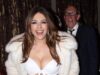 Elizabeth Hurley, 60, canaliza a símbolo sexual de Bond, Ursula Andress, em um biquíni branco minúsculo na festa de Ano Novo de 007 com o namorado Billy Ray Cyrus