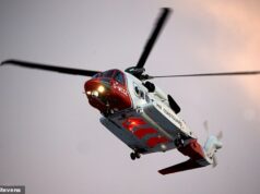 A busca por pessoa desaparecida é retomada depois que dois morrem em mar traiçoeiro enquanto ‘tentavam resgatar uma adolescente que foi arrastada’