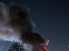 Um grande incêndio irrompe perto do shopping center enquanto espessas nuvens de fumaça se elevam e os moradores locais são alertados para ficarem longe