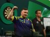 Luke Littler chega à terceira final consecutiva do Campeonato Mundial de Dardos: Star, 18, derrota Ryan Searle enquanto o amigo Angry Ginge e Lewis Capaldi se juntam a sua namorada na multidão no Ally Pally