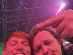 O vencedor do I’m A Celeb, AngryGinge e Lewis Capaldi, comemoram a chegada de Luke Littler à final do Campeonato Mundial de Dardos pelo terceiro ano consecutivo