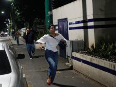 Explosões ouvidas na Venezuela enquanto espessas colunas de fumaça geram especulações de que os EUA realizaram ataques aéreos