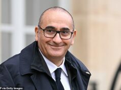 França ameaça prender britânicos que tentam impedir a travessia de migrantes enquanto ativistas cortam botes que partem para Dover