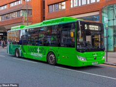 Centenas de ônibus elétricos na Grã-Bretanha têm um ‘interruptor de desligamento’ chinês que pode desconectá-los remotamente