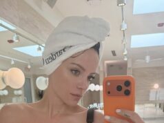 Lily Allen exibe sua figura incrível em um biquíni com estampa de margaridas enquanto continua sua luxuosa viagem nas Ilhas Cayman