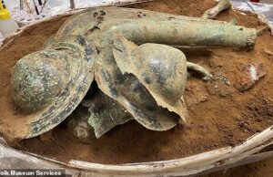 Um notável tesouro de itens da Idade do Ferro descobertos em Norfolk – incluindo uma trombeta de batalha para inspirar os guerreiros durante o combate