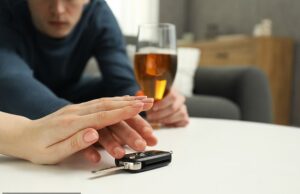 Uma cerveja que ultrapassa o limite para dirigir sob o efeito do álcool, adolescentes que esperam meses para sentar ao volante e exames oftalmológicos obrigatórios para maiores de 70 anos estão entre as novas regras estritas propostas na revisão da segurança no trânsito.