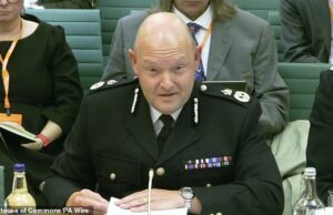 Aumenta a pressão sobre o chefe da polícia ‘insustentável’ acusado de esconder evidências de bandidos islâmicos ‘armados’ no Maccabi Tel Aviv.