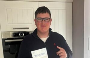 Na foto: adolescente que morreu em acidente de carro, mas cujos pais passaram três semanas acreditando que ele estava vivo após erro policial