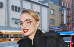 Sophie Turner mostra seu brilho na moda ao chegar aos estúdios da CBS depois de revelar que está treinando há um ano para reprisar seu papel como Lara Croft de Tomb Raider