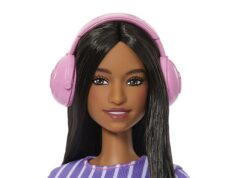 Reação contra a primeira Barbie autista por ‘reforçar estereótipos’: os críticos afirmam que a boneca com girador de agitação, fones de ouvido com cancelamento de ruído e olhos fixos é ofensiva