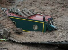 Barcos estreitos abandonados ainda estão presos na lama do canal drenado semanas após o dramático colapso do aterro