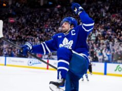 Hat trick de Auston Matthews levanta Maple Leafs sobre Jets