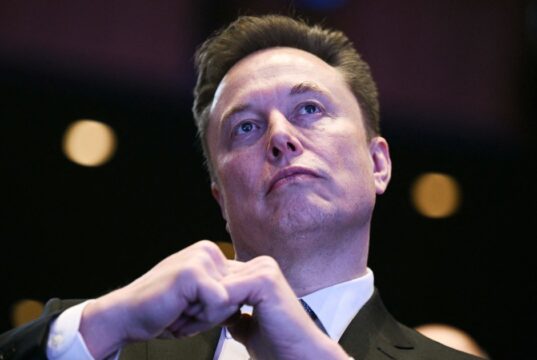 X concede US$ 1 milhão a criador com histórico de postagens racistas