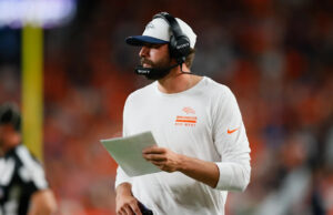 Os Las Vegas Raiders solicitaram uma entrevista com o técnico/coordenador de jogo de passes do Broncos QB, Davis Webb.