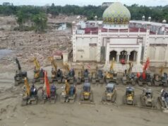 Aparência do internato islâmico Darul Mukhlisin Aceh Tamiang, limpo de pilhas de madeira