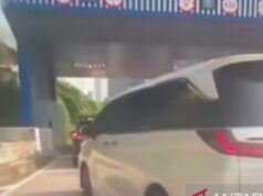 Carro Lexus viral com placa RI 25 apreende fila no pedágio de Cilandak