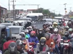 Refluxo de Nataru, milhares de veículos lotam a rota arterial de Karawang