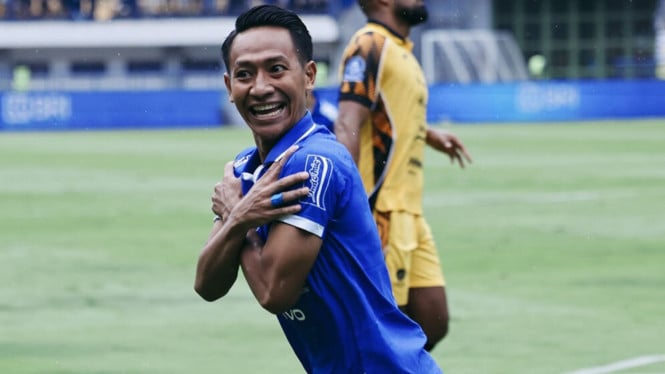 69636e1615065-pemain-persib-beckham-putra-usai-cetak-gol-ke-gawang-persija_665_374.jpg