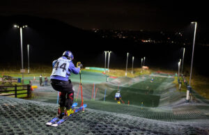 Sem neve, sem problema: pistas de plástico cercadas por ovelhas que produziram os melhores esquiadores da Grã-Bretanha