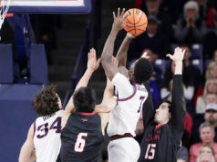 Tyon Grant-Foster nº 7 ajuda Gonzaga a se defender de um desafio de Seattle e vencer por 80-72 na prorrogação