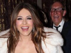 Elizabeth Hurley fica de queixo caído de biquíni e casaco de pele na festa de ‘007’