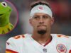 Um homem vestido como Patrick Mahomes com uma máscara de Caco é nocauteado por Rocky