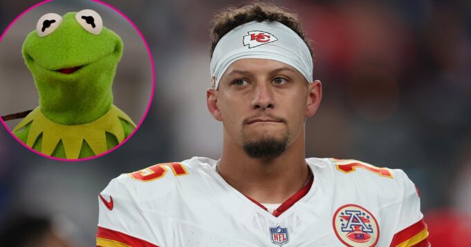 Man-Dressed-as-Patrick-Mahomes-in-Kermit-Mask-Gets-Knocked-Out-by-Rocky-Balboa-at-Mummers-Parade.jpg