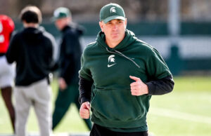 Ex-coordenador ofensivo do estado de Michigan consegue emprego em Stanford