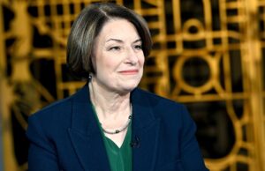 A senadora Amy Klobuchar diz que está ‘considerando seriamente’ a candidatura para governador de Minnesota