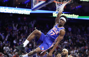 O técnico do Nuggets, David Adelman, homenageia o novato do 76ers, VJ Edgecomb