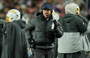 Os Chargers demitiram o coordenador ofensivo Greg Roman e o técnico de linha ofensiva Mike Devlin