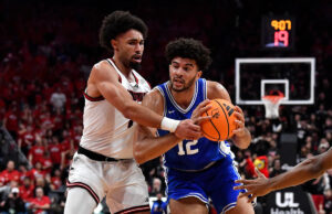Cameron Boozer marca 27, acertou em cheio no 6º Duke, ultrapassando o 20º Louisville por 84-73
