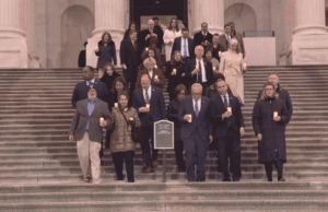 JD Vance compartilha meme dos democratas na vigília à luz de velas em 6 de janeiro fora do Capitólio dos EUA
