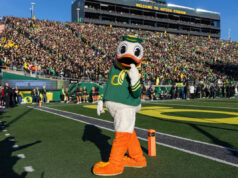 Quem está cantando o hino nacional no Orange Bowl de 2026?