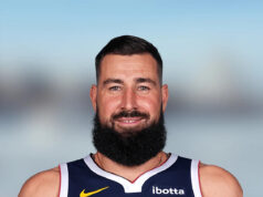 Jonas Valanciunas caiu devido a uma lesão na panturrilha