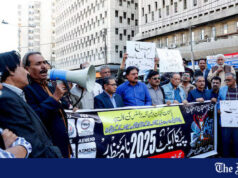 Paquistão condena prisão perpétua a jornalistas por postagens nas redes sociais apoiando Imran Khan