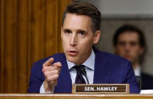 O senador Josh Hawley enfrenta reação do MAGA sobre a votação dos poderes de guerra na Venezuela