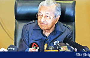 Mahathir, 100, no hospital