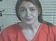 Mulher acusada de feticídio por supostamente enterrar bebê em ‘cova rasa’