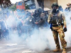 Instalação DHS ICE processada por gás lacrimogêneo impactando casas em Oregon perto de protestos